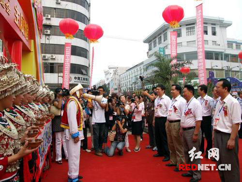 省市領(lǐng)導(dǎo)參觀博覽會展館